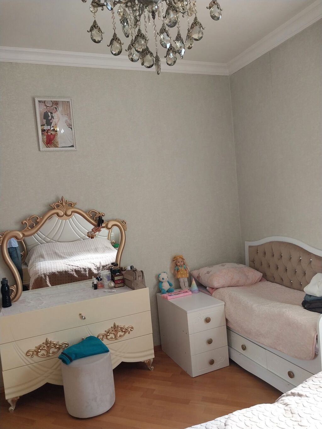 Bakıxanov qəs. 4 otaqlı, 190 kv. m, Orta təmir