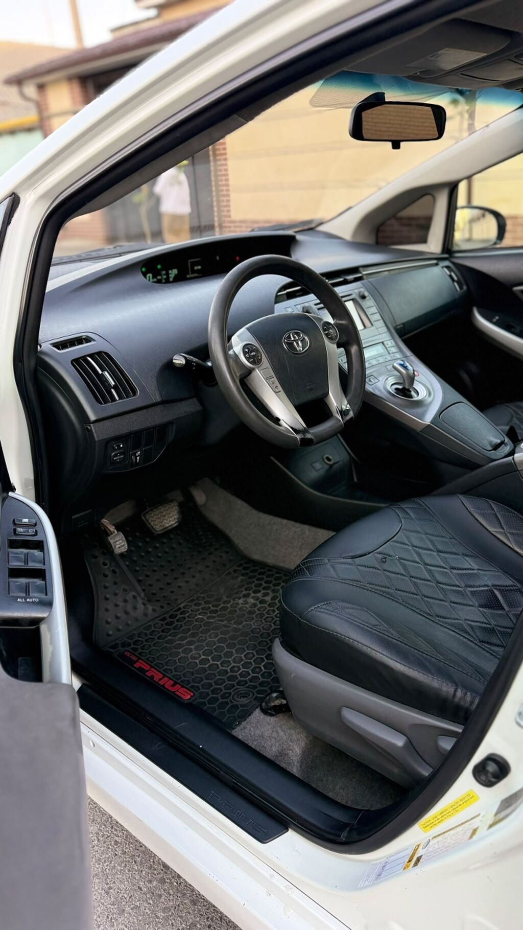 Toyota Prius: 2015 г., 1.8 л, Вариатор, Гибрид, Лифтбек: фото 7