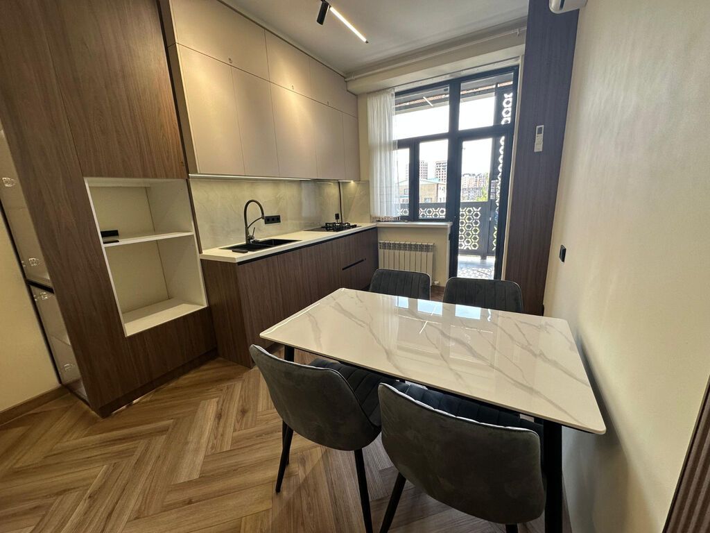 3 комнаты, 68 м², ул. Горького / Алматинка Элитка, 6 этаж, Евроремонт: фото 1
