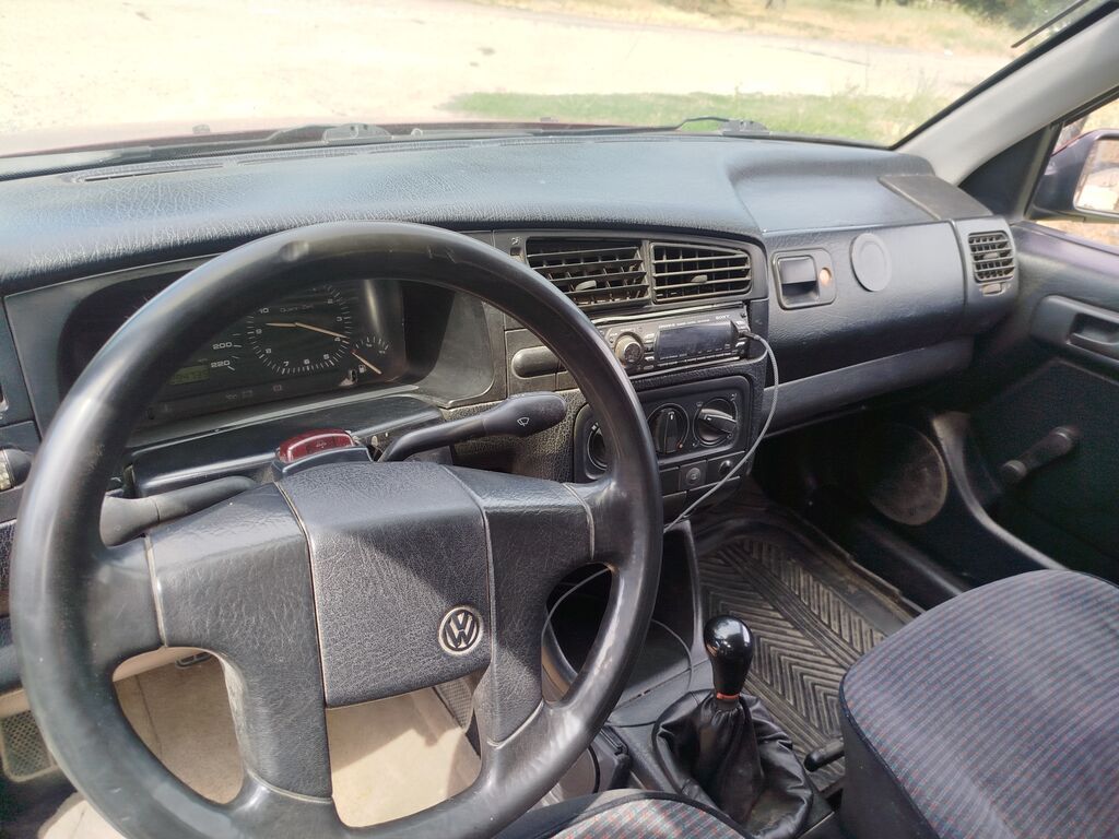 Volkswagen Golf: 1993 г., 1.8 л, Механика, Бензин, Хэтчбэк: фото 6
