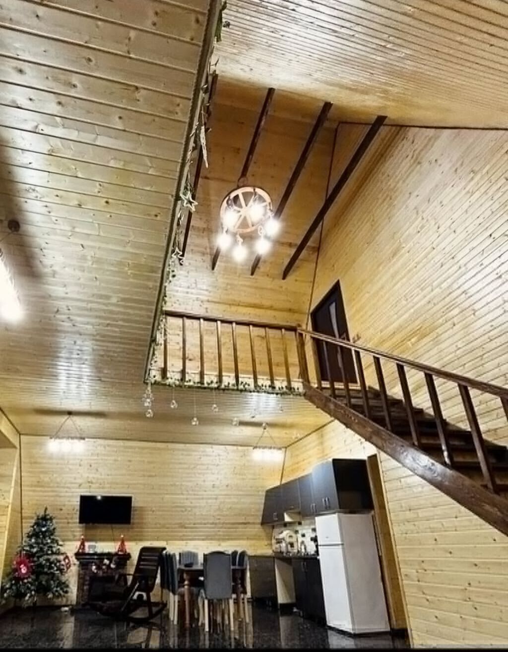 A‑frame üslubunda, taxta memarlığa malik geniş kottec. Xarici məkan