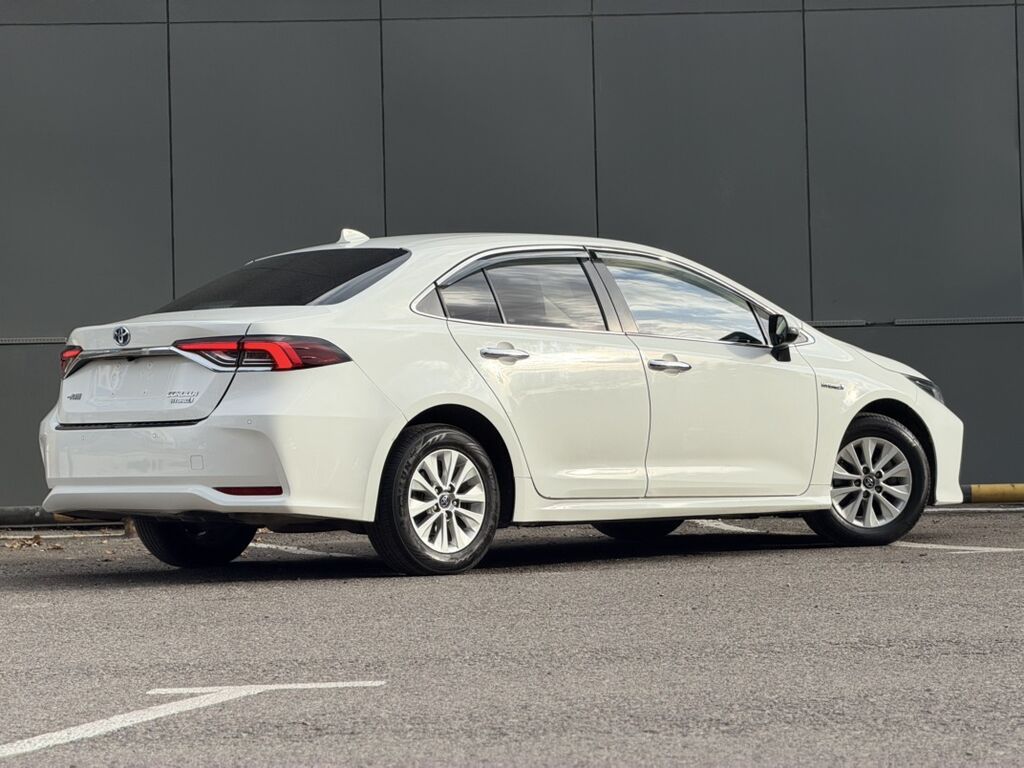 Toyota Corolla: 2021 г., 1.8 л, Гибрид, Седан: фото 2