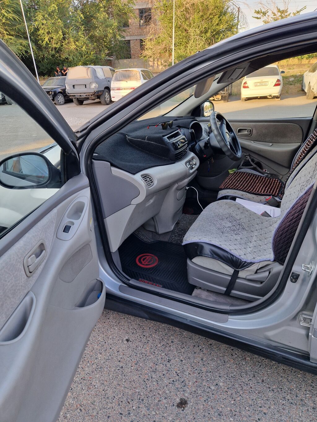 Nissan Tino 2000 г., минивэн: фото 5