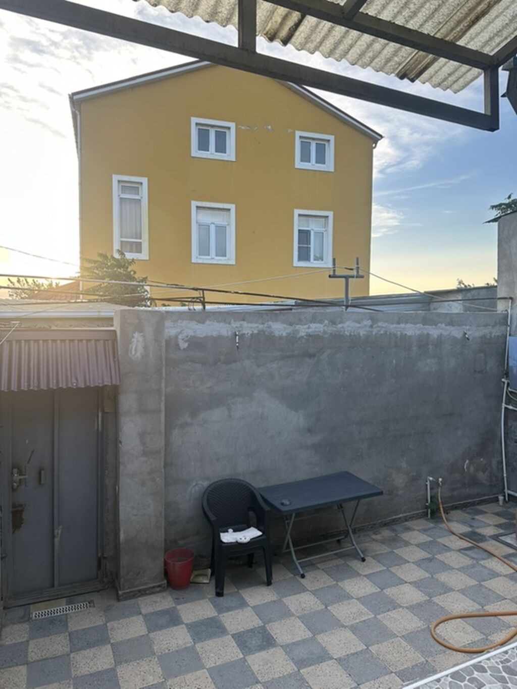 Həyət evi satılır/ – - Bir mərtəbəli həyət evi, dəmir giriş qapısı