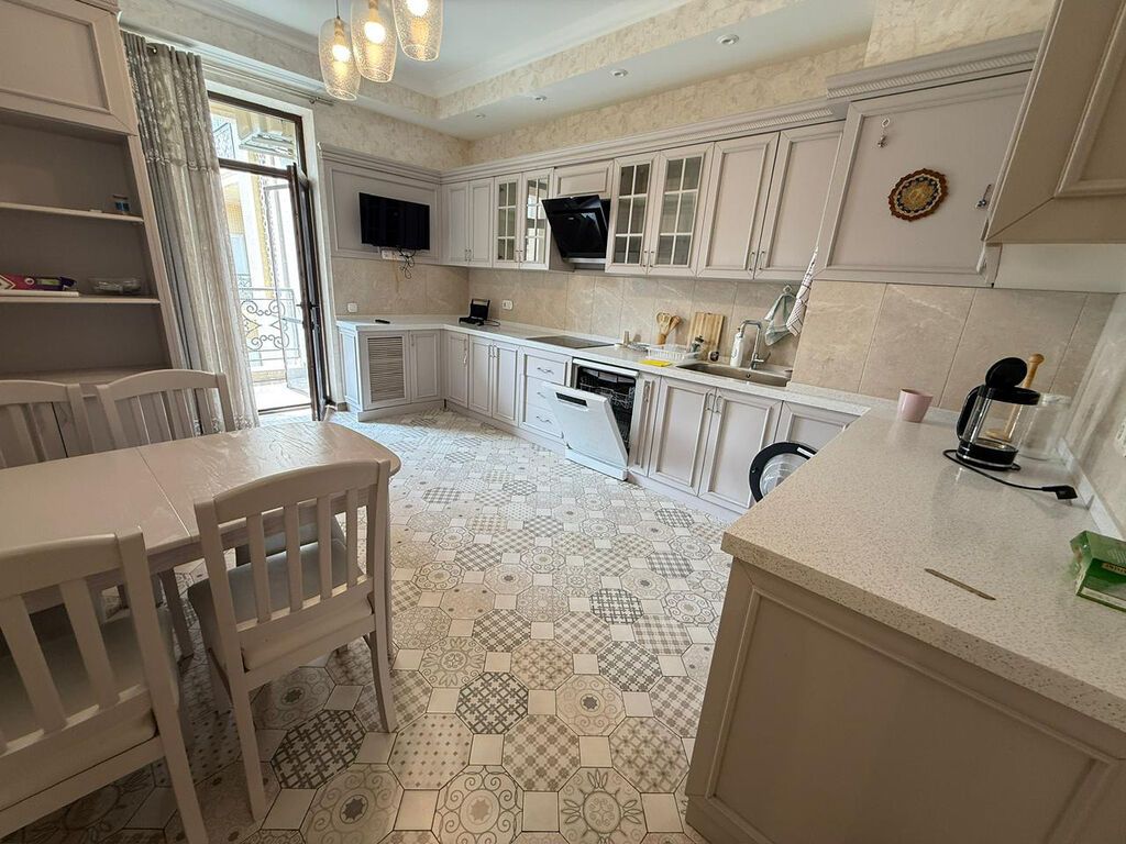 Ağ Şəhər – Paris Evələri, Mərkəzi Bulvar küçəsi Kirayə 4 otaqlı mənzil