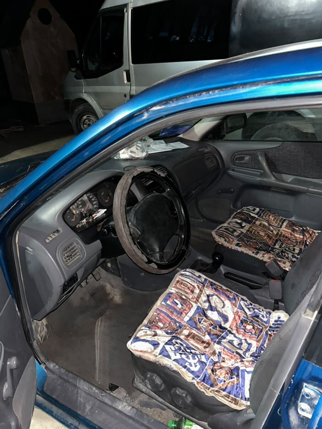 Mazda 323: 1998 г., 1.5 л, Механика, Бензин, Хэтчбэк: фото 2