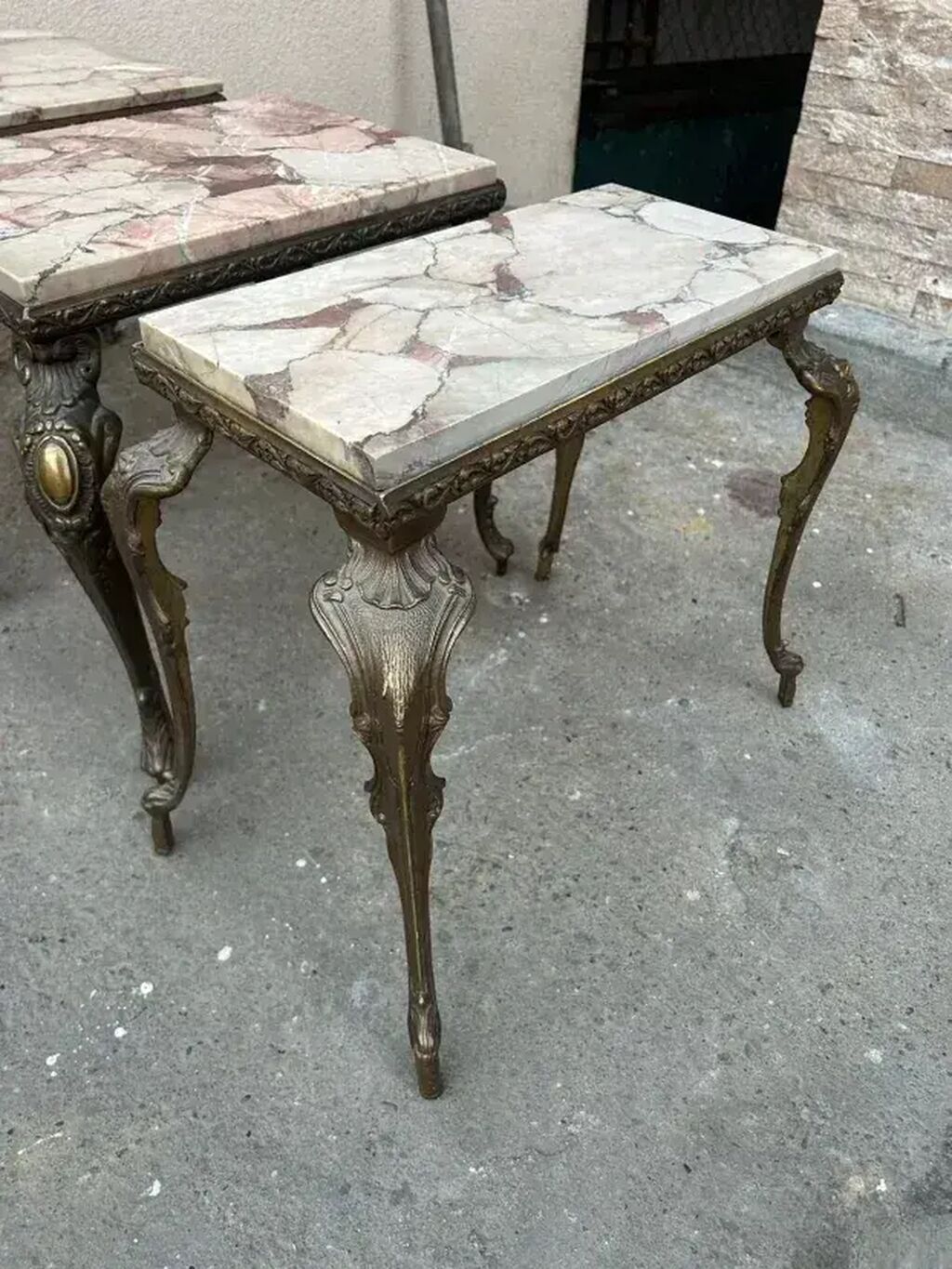 Stilski klub stolovi: Stilski mesingani stočići sa mermerom Stilski mesingani stočići sa