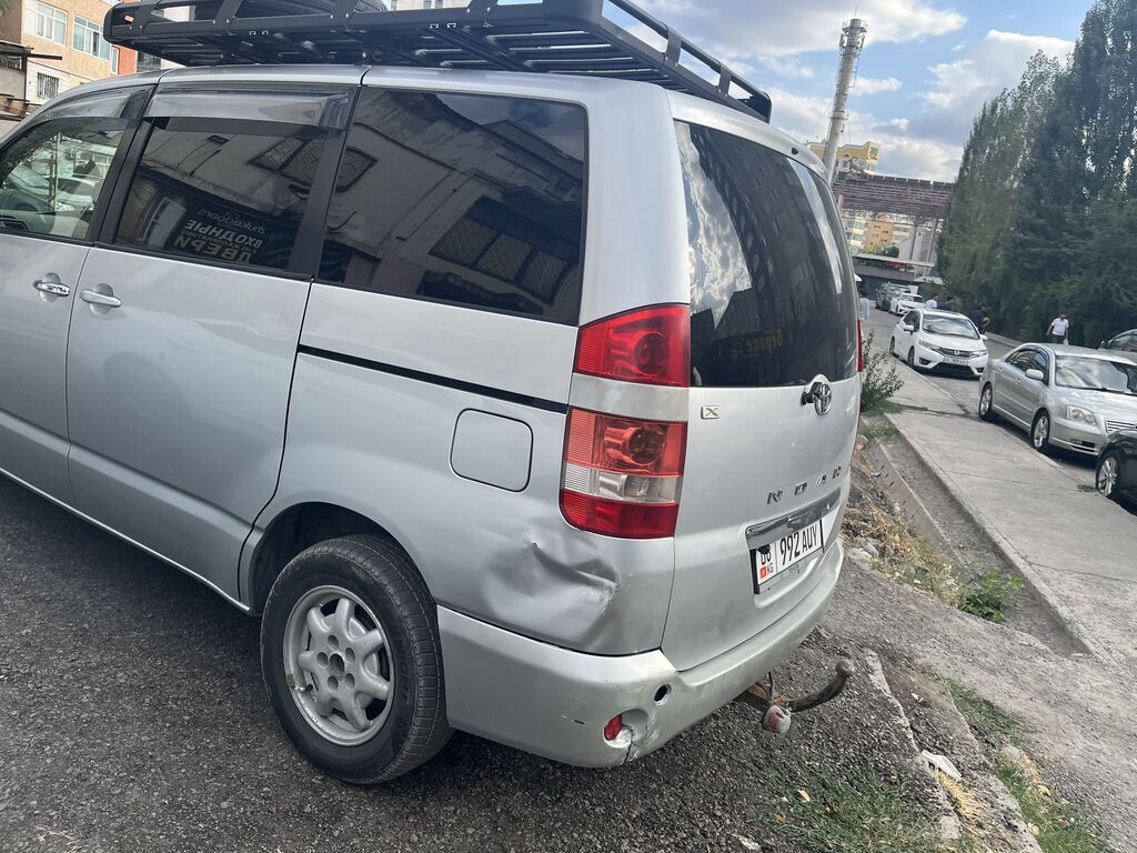 Toyota Noah: 2003 г., 2 л, Автомат, Бензин, Минивэн: фото 7