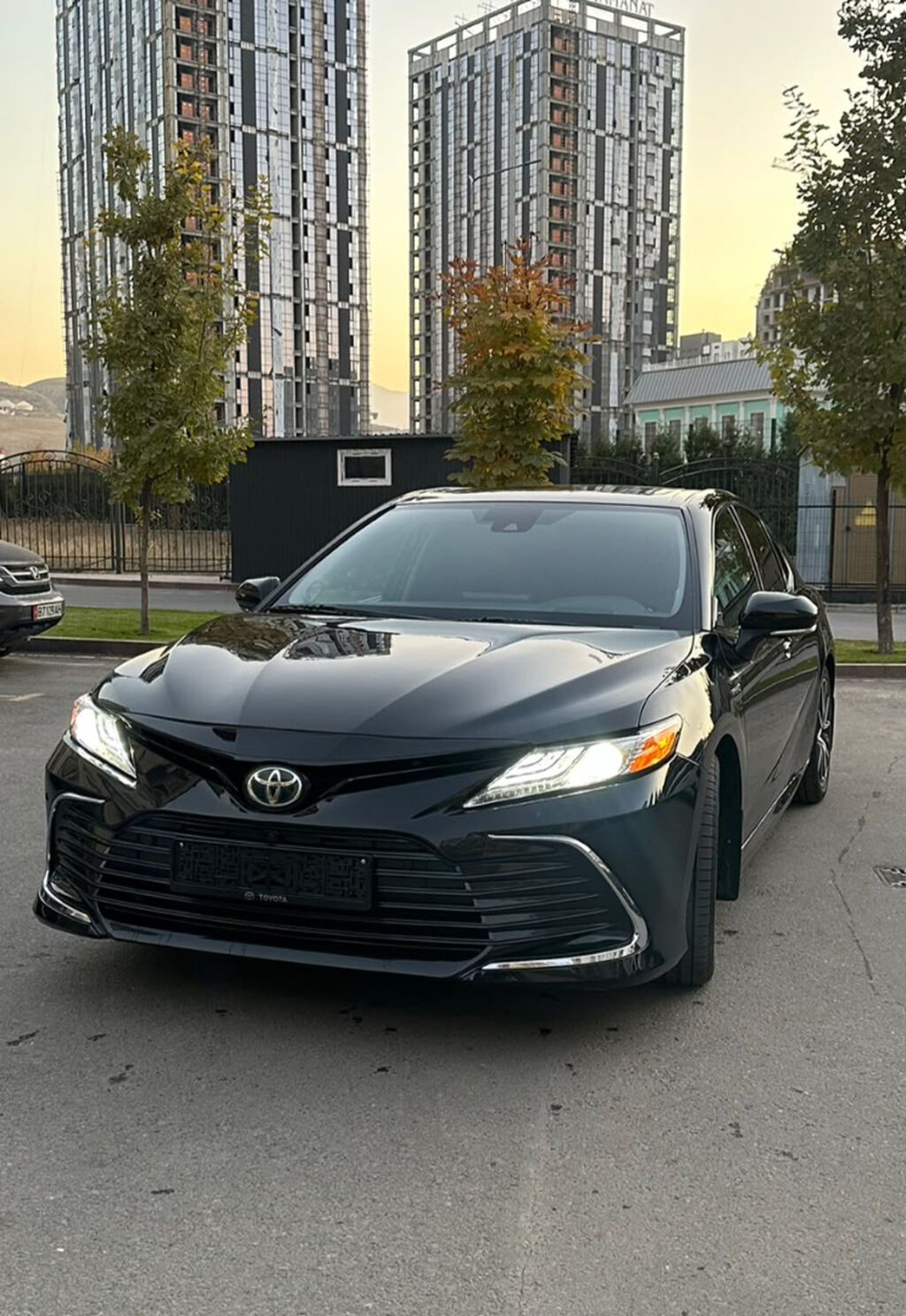 Toyota Camry: 2021 г., 2.5 л, Вариатор, Гибрид, Седан: фото 1