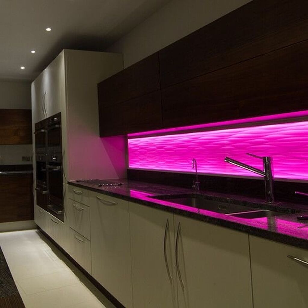 Кухонные гарнитуры с подсветкой