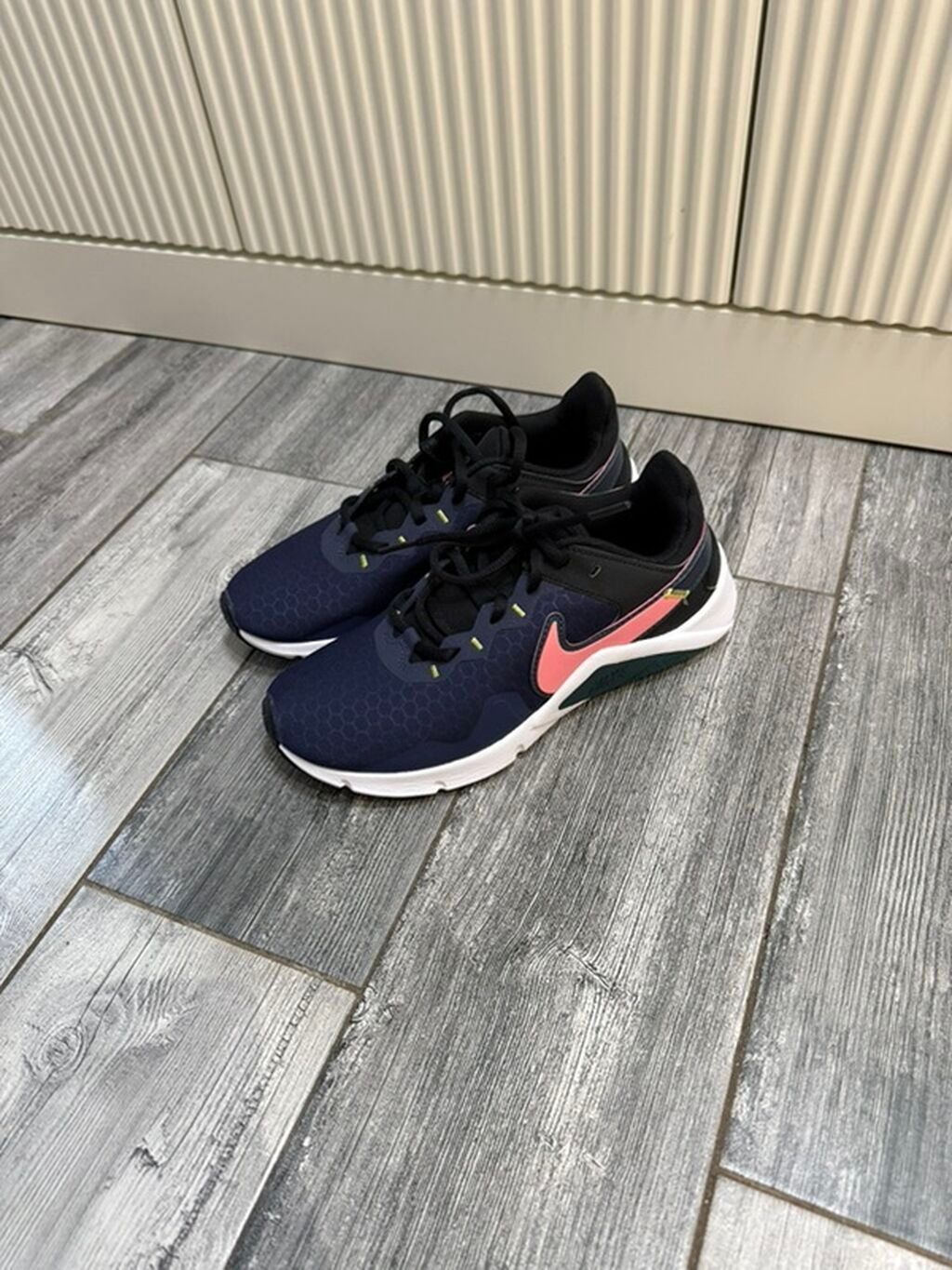 Кроссовки Nike темно-синего цвета с розовыми и зелеными акцентами: фото 2
