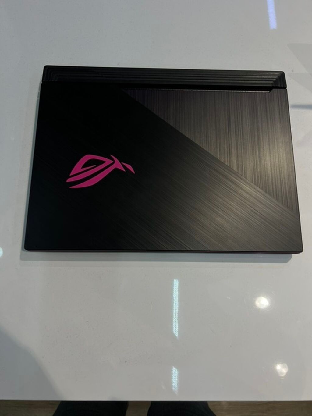 Игровой ноутбук Asus ROG Strix G15 в черном корпусе с розовыми: фото 3