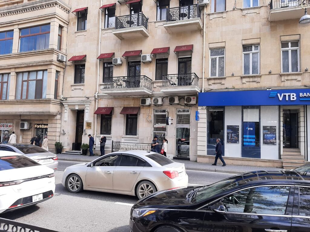 İcarəyə uyğun yeraltı kommersiya sahəsi – şəhər mərkəzində, bank və