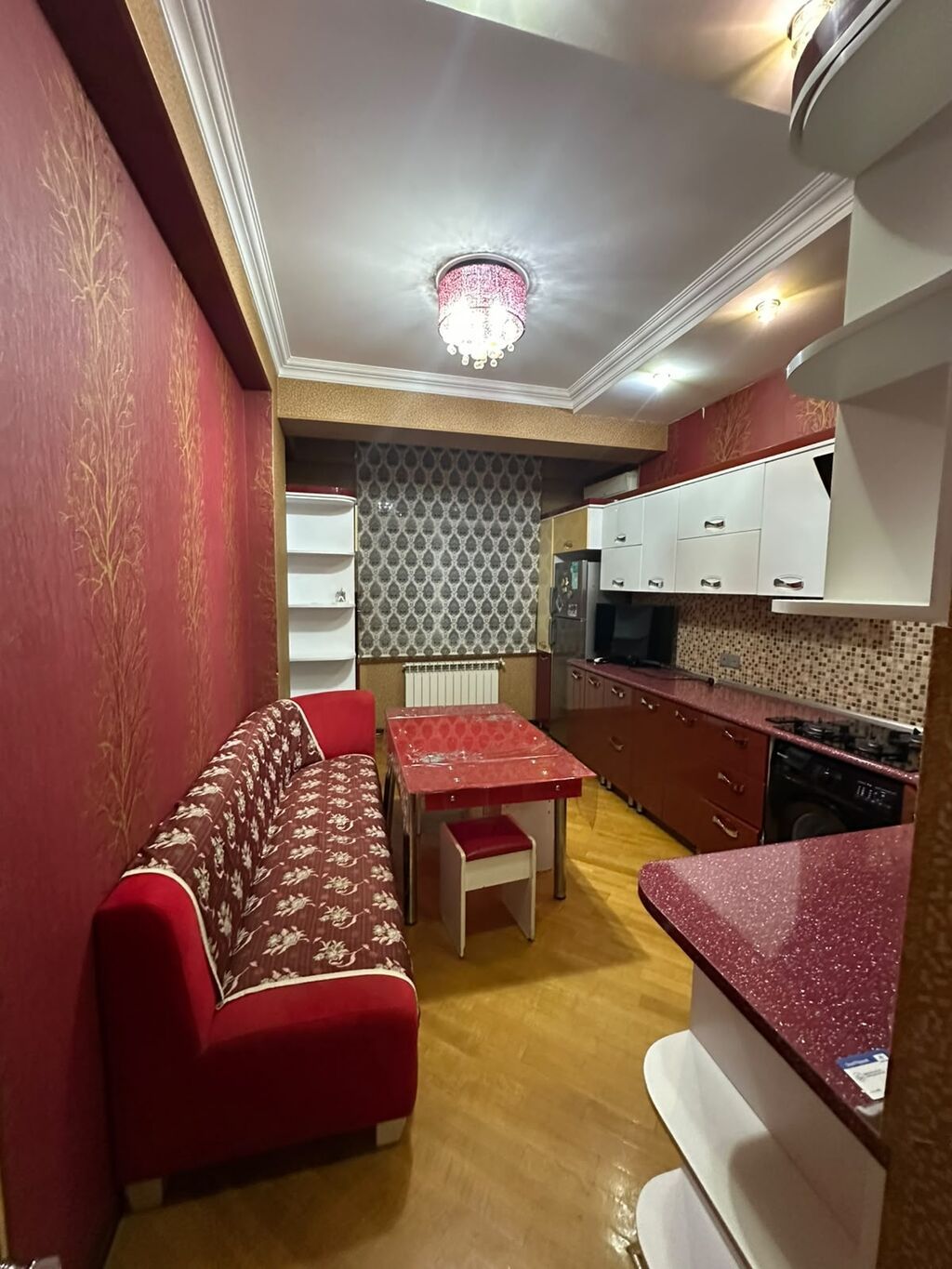 Klassik üslubda tam mebellənmiş 2 otaqlı mənzil (yataq otağı + mətbəx