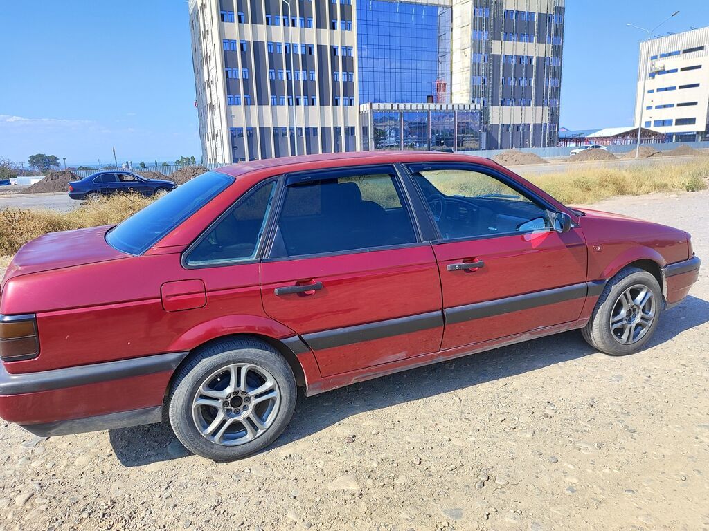 Volkswagen Passat: 1990 г., 1.8 л, Механика, Седан: фото 2