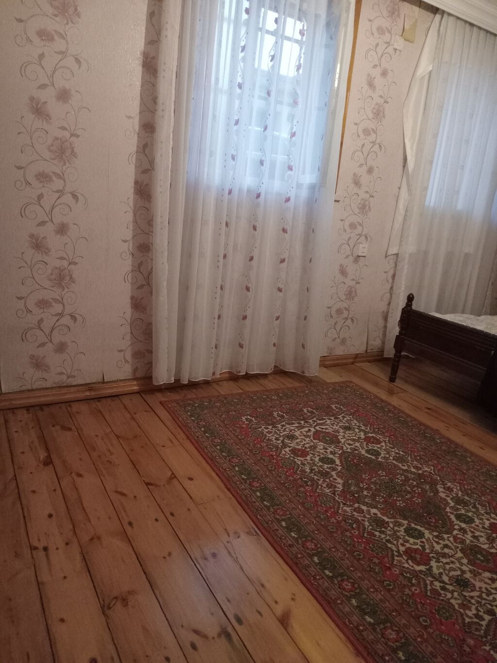 Məhlə evidi iki mərtəbəli 1ci mərtəbəni kiraye verilir, tələbə qızlara