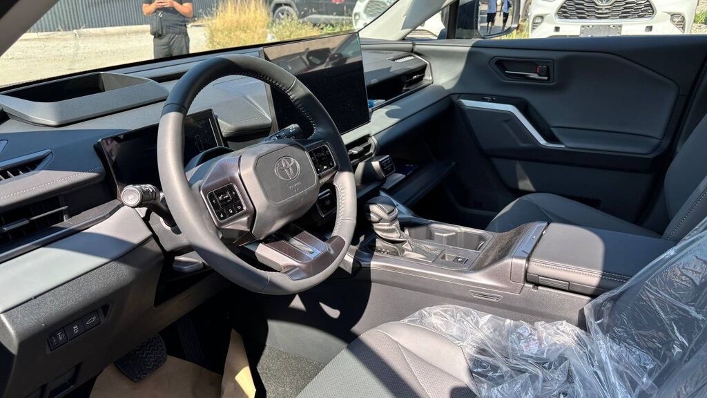 Toyota Wildlander: 2026 г., 2 л, Автомат, Гибрид, Внедорожник: фото 6
