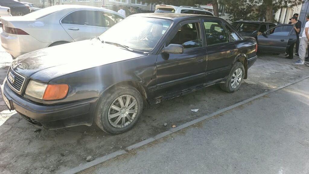 Audi 100: 1990 г., 2.3 л, Механика, Бензин, Седан: фото 3