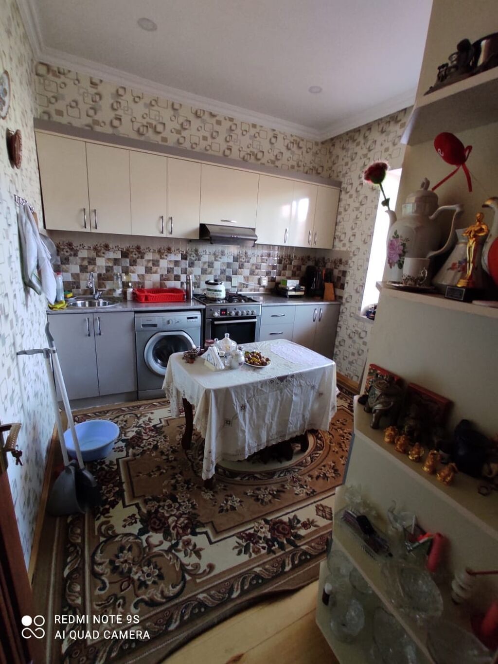 Hovsan gesebesi.həyət evi - Tam hasarlı, darvazalı həyət; daş