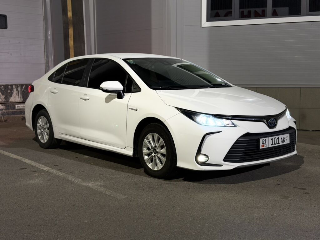 Toyota Corolla: 2021 г., 1.8 л, Вариатор, Гибрид, Седан: фото 1