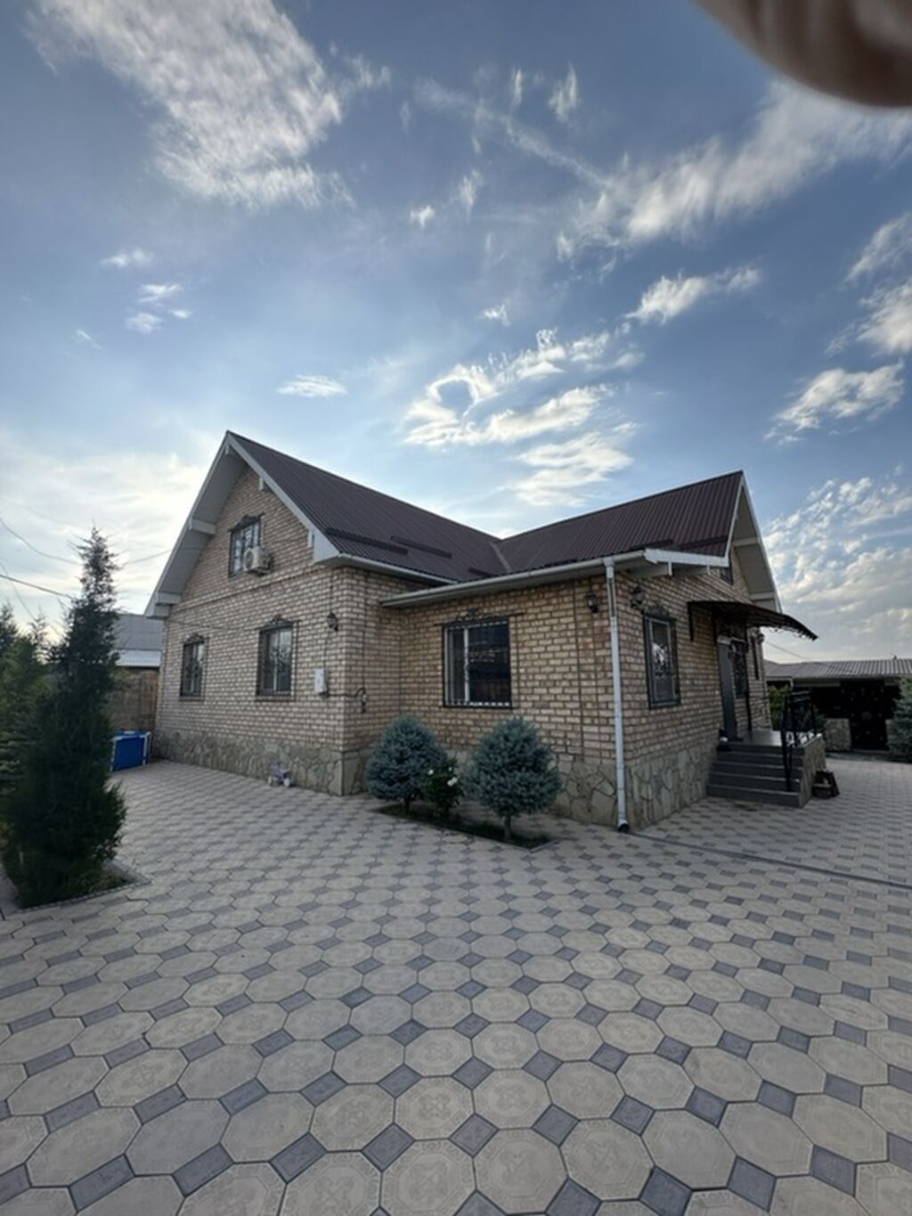 Продается кирпичный дом с благоустроенным двором. Основные