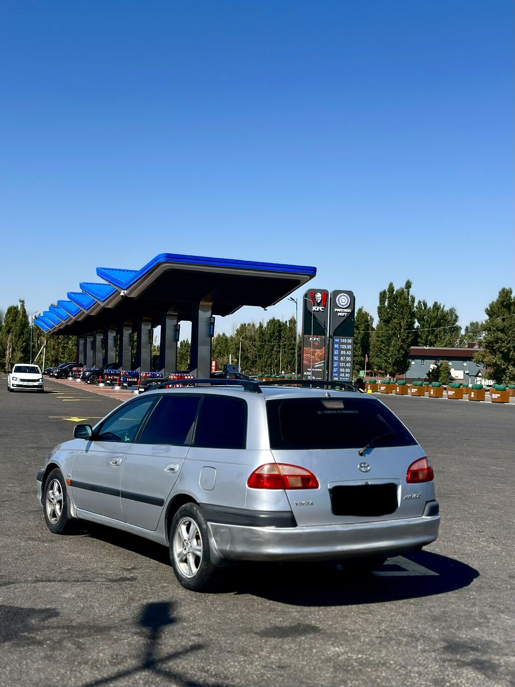 Toyota Avensis: 2002 г., 2 л, Автомат, Бензин, Универсал: фото 2