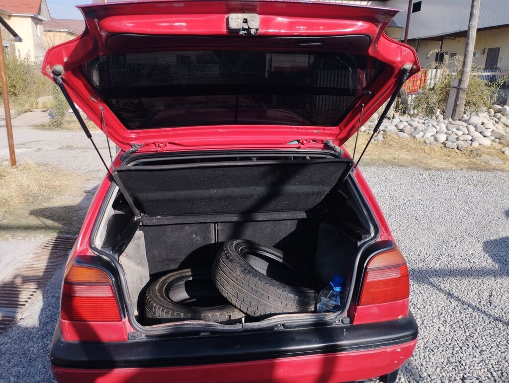 Volkswagen Golf: 1993 г., 1.8 л, Механика, Бензин, Хэтчбэк: фото 8