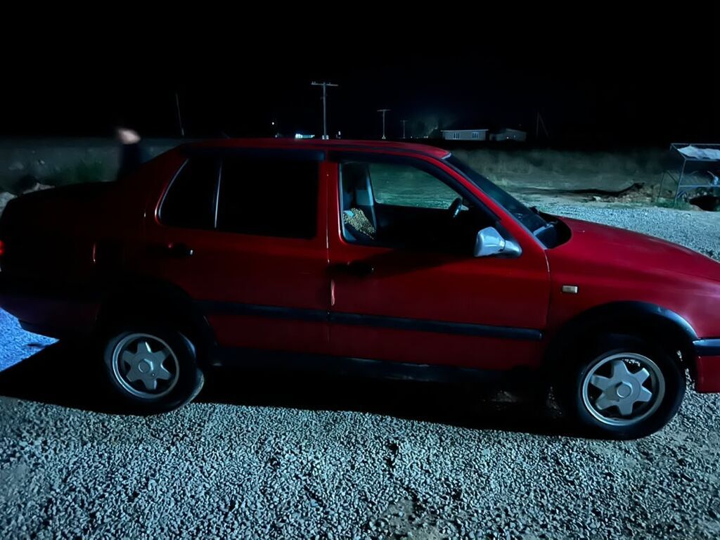 Volkswagen Vento: 1993 г., 1.8 л, Механика, Бензин, Седан: фото 3