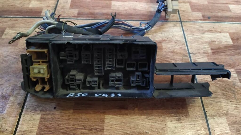 Nissan Pathfinder R50 блок предохранителей, Ниссан: 2500 KGS Датчики ...