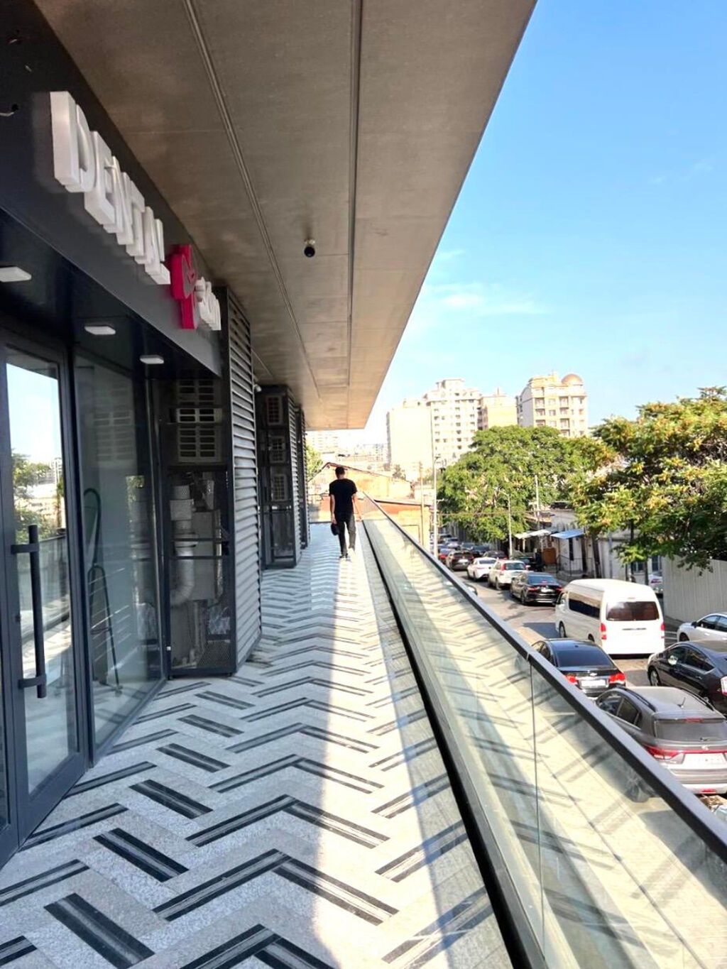 Nizami metrosuna piyada 3-4 dəqiqə məsafədə, Şəhərin ən prestijli