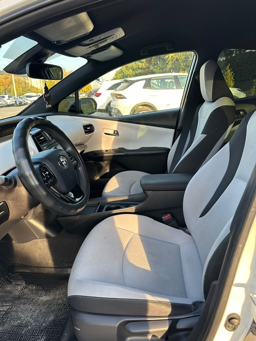 Toyota Prius: 2019 г., 1.8 л, Автомат, Гибрид, Хэтчбэк: фото 4