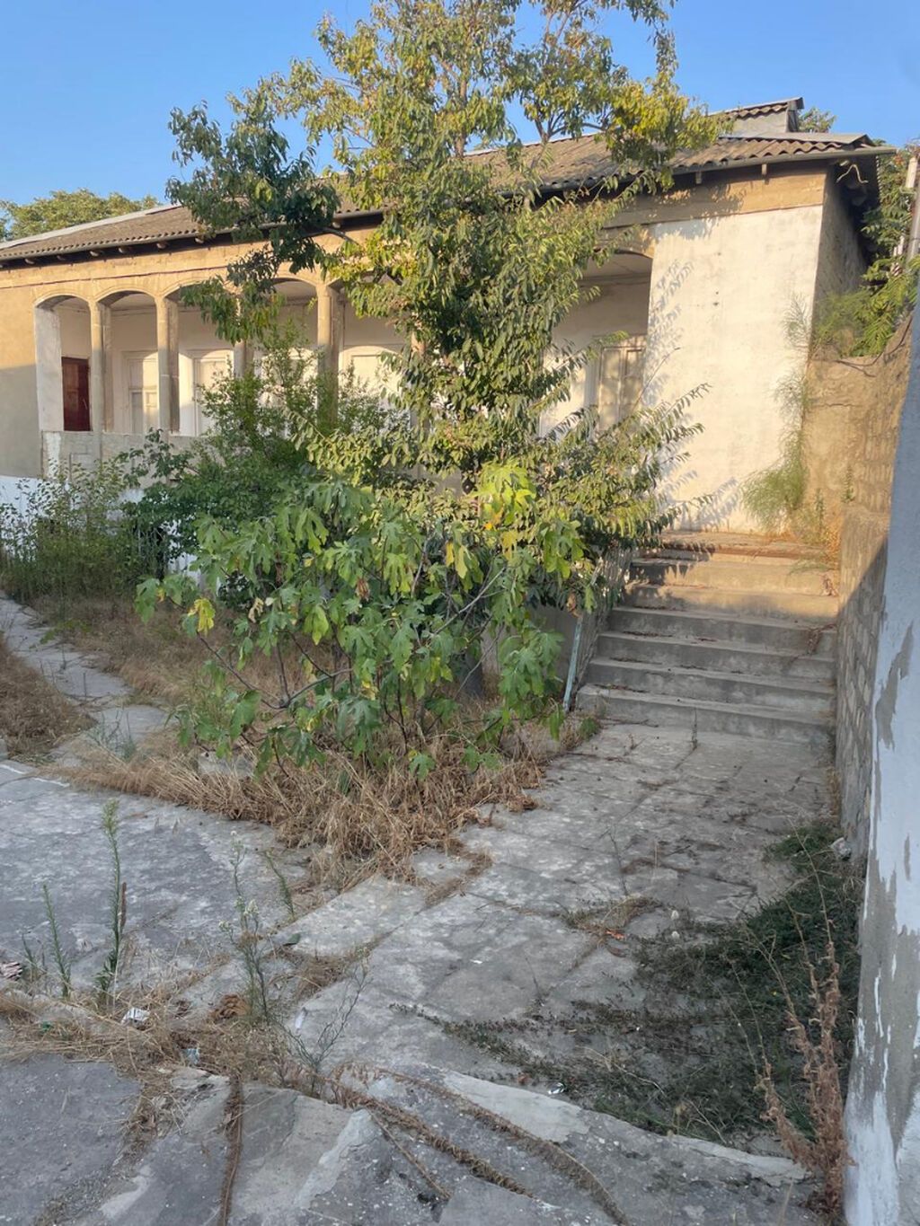 2 eded 2 mertebeli ev bir heyetde satílír Nardaranda asfalta 50 metr
