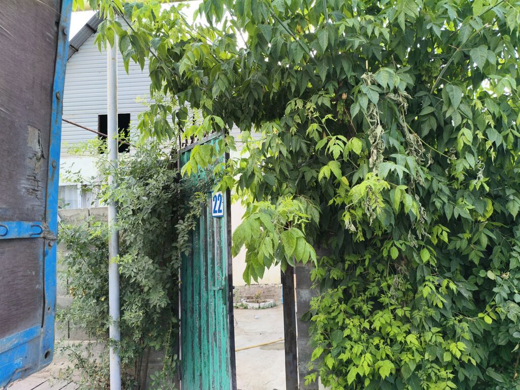 Предлагается к продаже дом с участком. В доме несколько комнат: фото 1