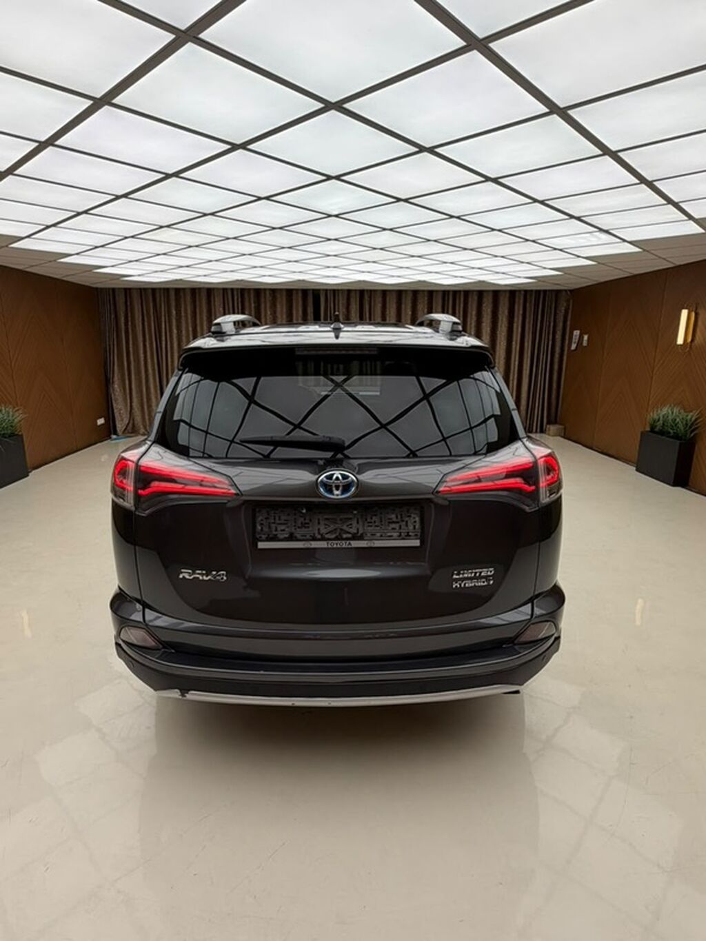 Toyota RAV4: 2017 г., 2.5 л, Автомат, Гибрид, Кроссовер: фото 4
