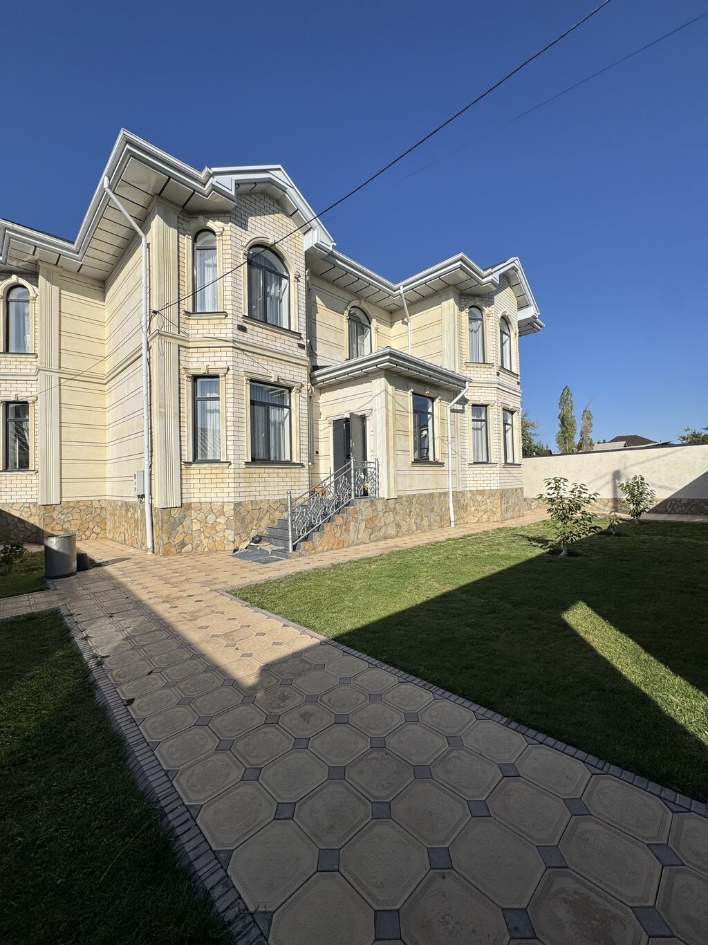 6 комнат и более, 270 м², 5 соток, Бишкек, Собственник: фото 2