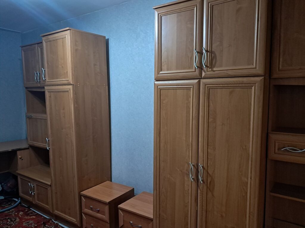Многофункциональный шкаф из светлого дерева, состоящий из нескольких: фото 2