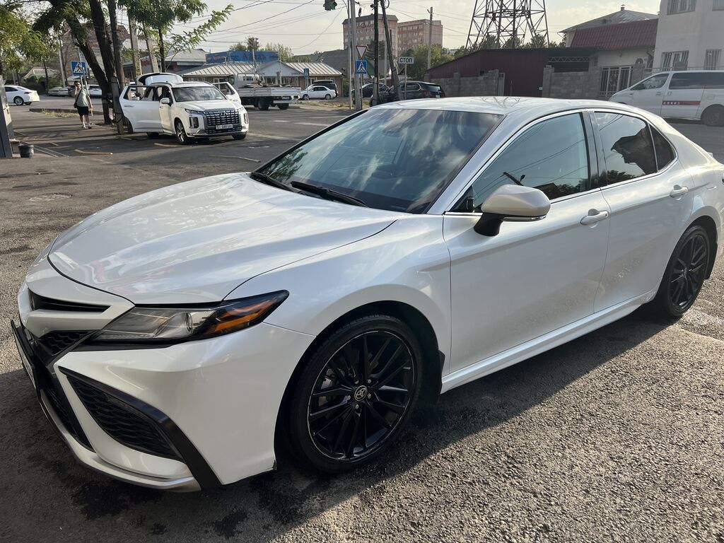 Toyota Camry: 2022 г., 2.5 л, Автомат, Гибрид, Седан: фото 3