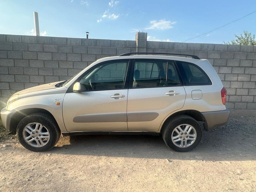 Toyota RAV4: 2003 г., 2 л, Механика, Бензин, Внедорожник: фото 5