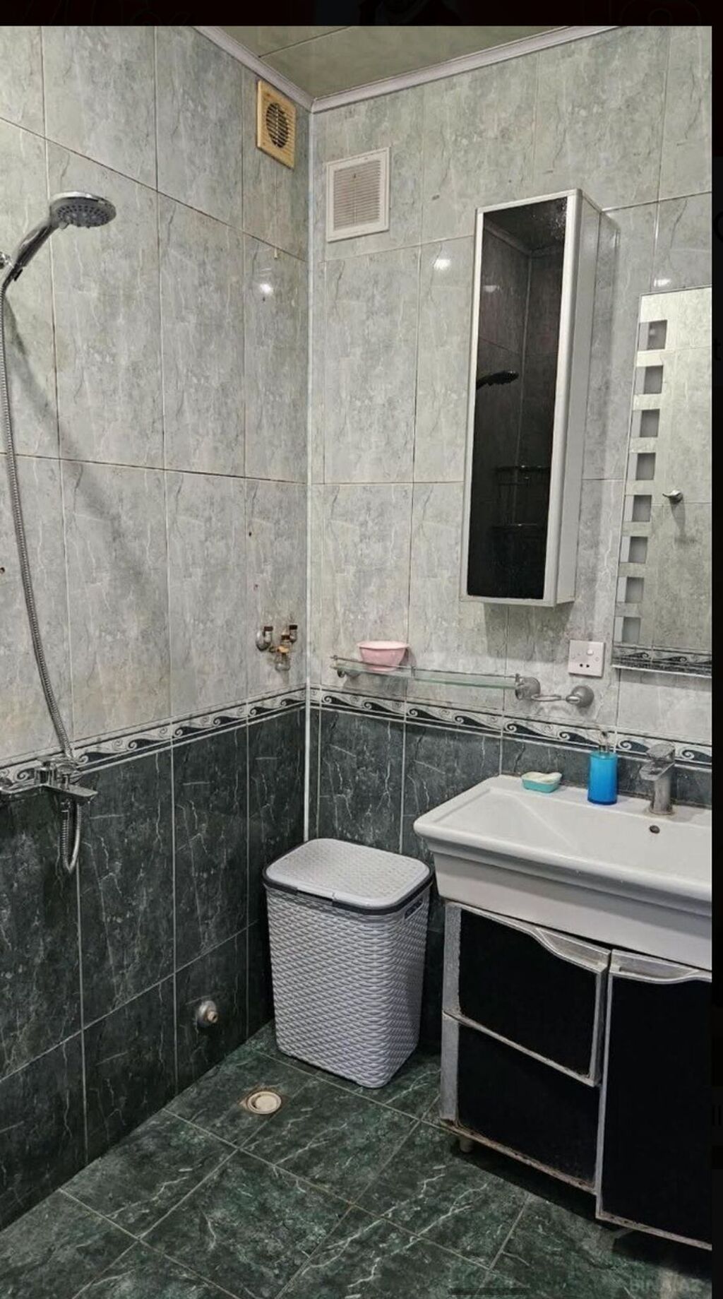Xanım Tələbə Otaq yoldaşı axtarilir. 3xanim qalir 4cü tələbə