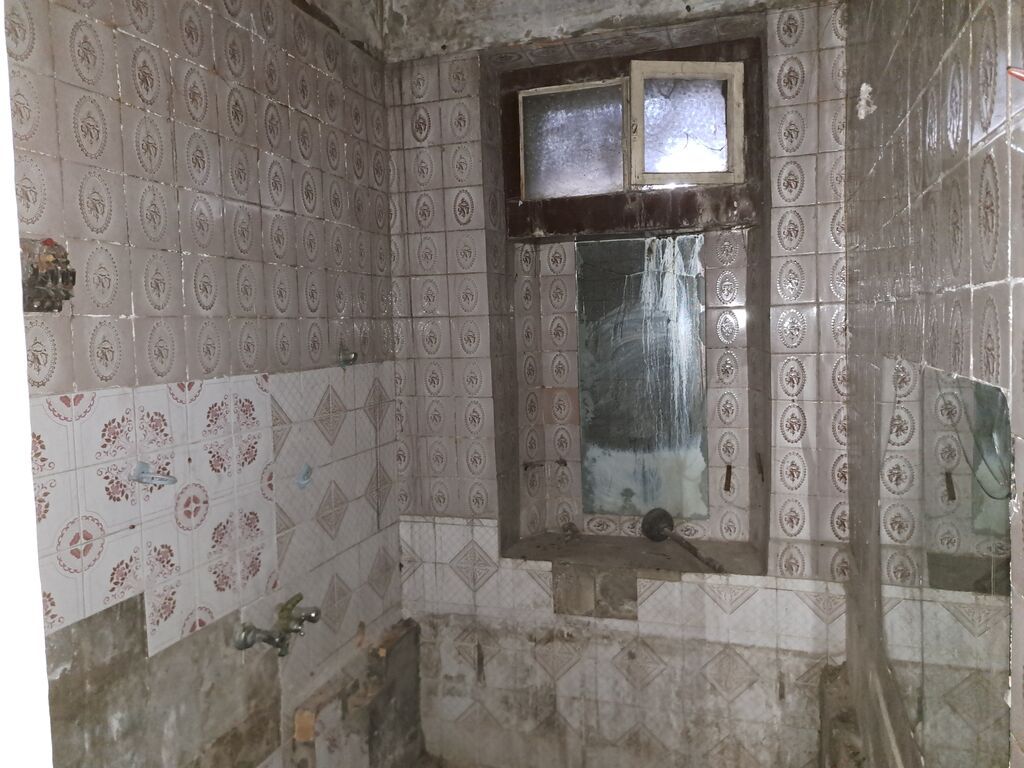 Ev satilir qaz, isiq,su daimidi . 2 mertebeli bina evinin birinci