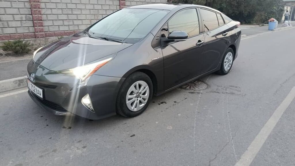 Toyota Prius: 2017 г., Гибрид, Лифтбек: фото 2