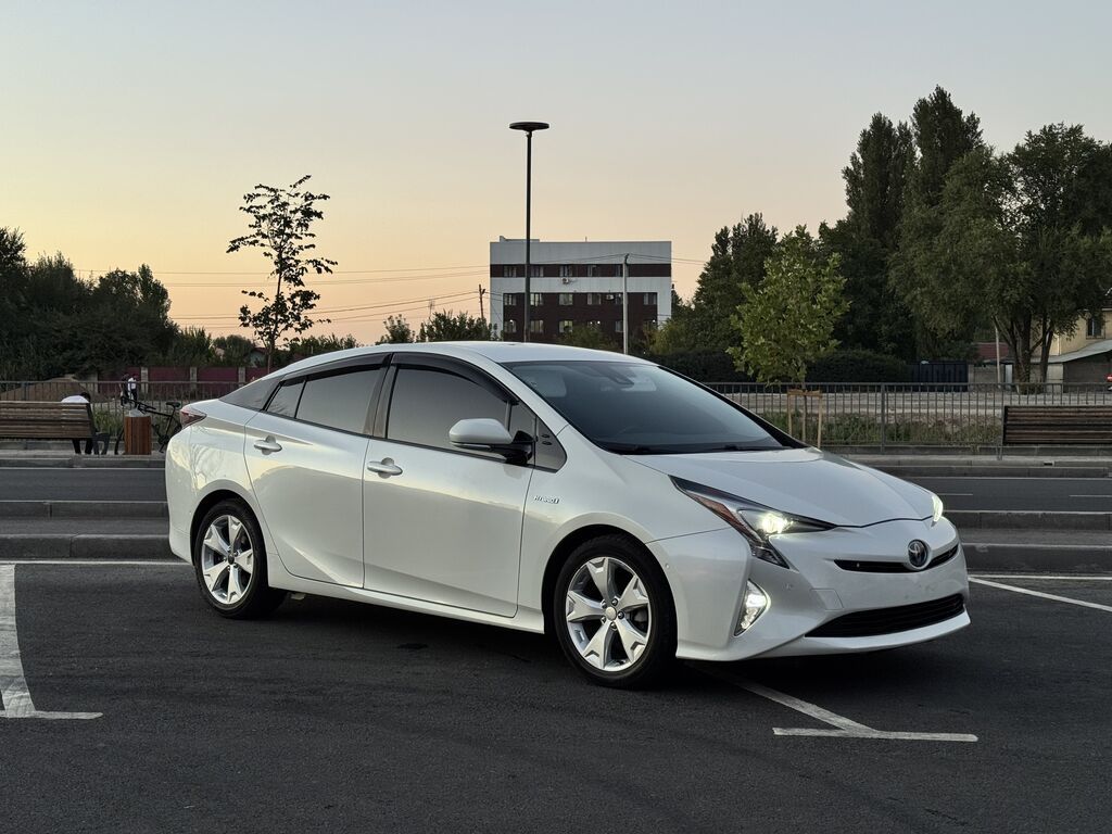 Toyota Prius: 2017 г., 1.8 л, Гибрид: фото 2