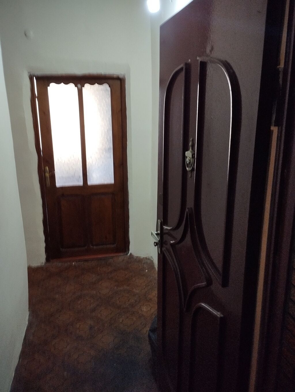 Kirayə otaq – mebelli Təsvir: - Geniş və işıqlı otaq, hündür tavanlı