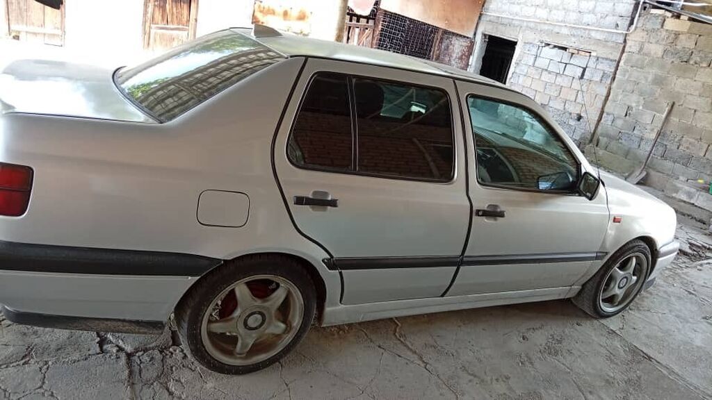Volkswagen Vento: 1993 г., 1.8 л, Механика, Бензин, Седан: фото 4