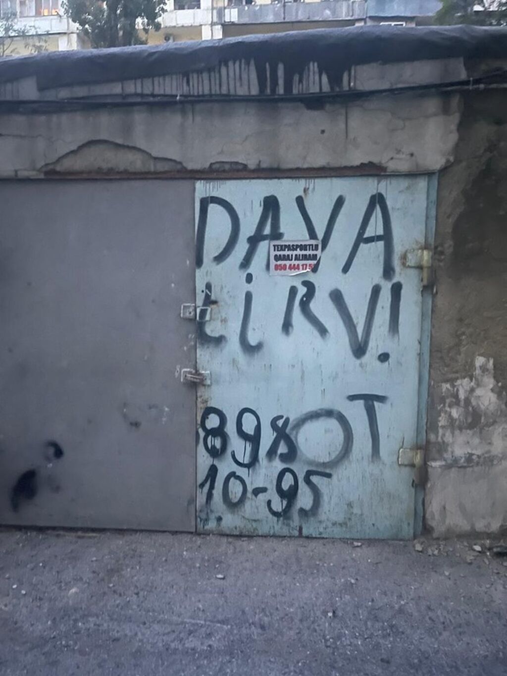 Satılır: Avtoqaraj (mühərrik çala/pit ilə) Xüsusiyyətlər: - Tək