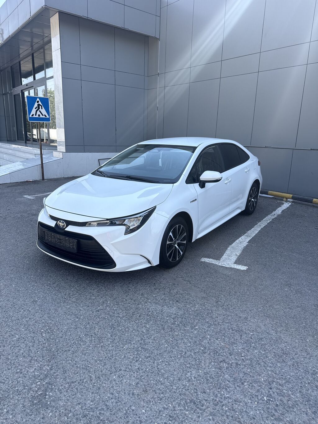 Toyota Corolla: 2023 г., 1.8 л, Гибрид, Седан: фото 1