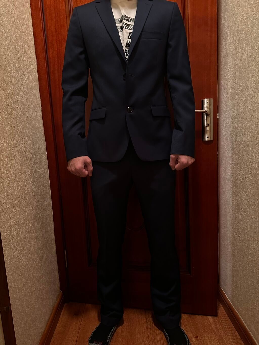 Продаю мужской костюм классика!Темно-синего цвета! Надевали: 2000 KGS ...