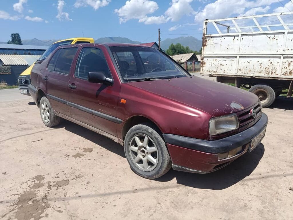 Volkswagen Vento: 1993 г., 2 л, Механика, Бензин, Седан: фото 2