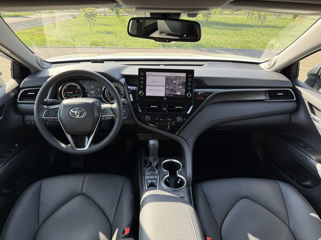 Toyota Camry: 2022 г., 2.5 л, Автомат, Гибрид, Седан: фото 6
