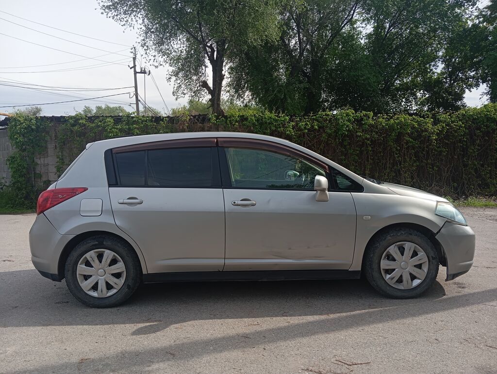 Nissan Tiida: 2004 г., Автомат, Бензин, Хэтчбэк: фото 5